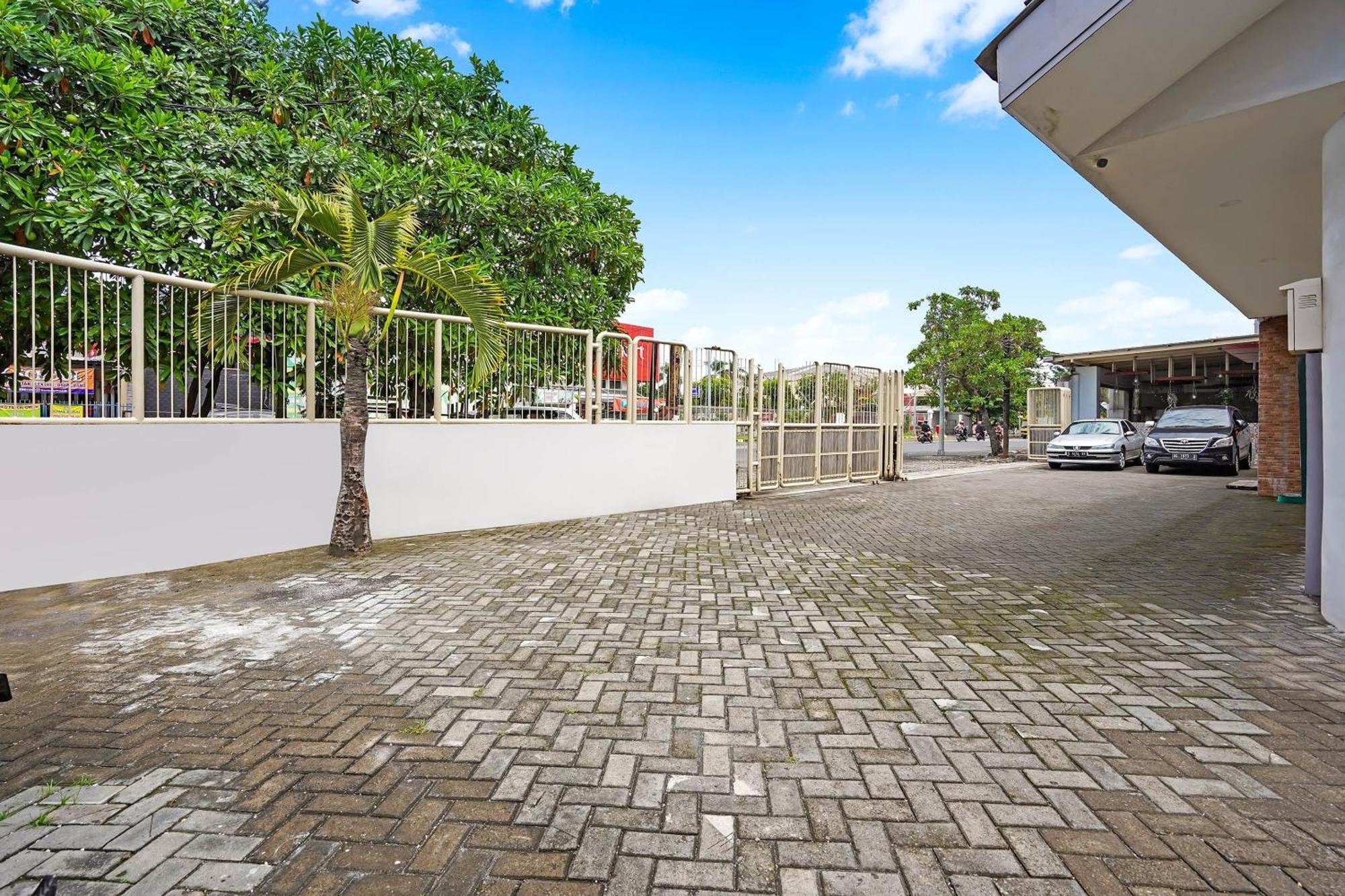 Capital O 90888 Bintang Diponggo Residence Surabaya Ngoại thất bức ảnh